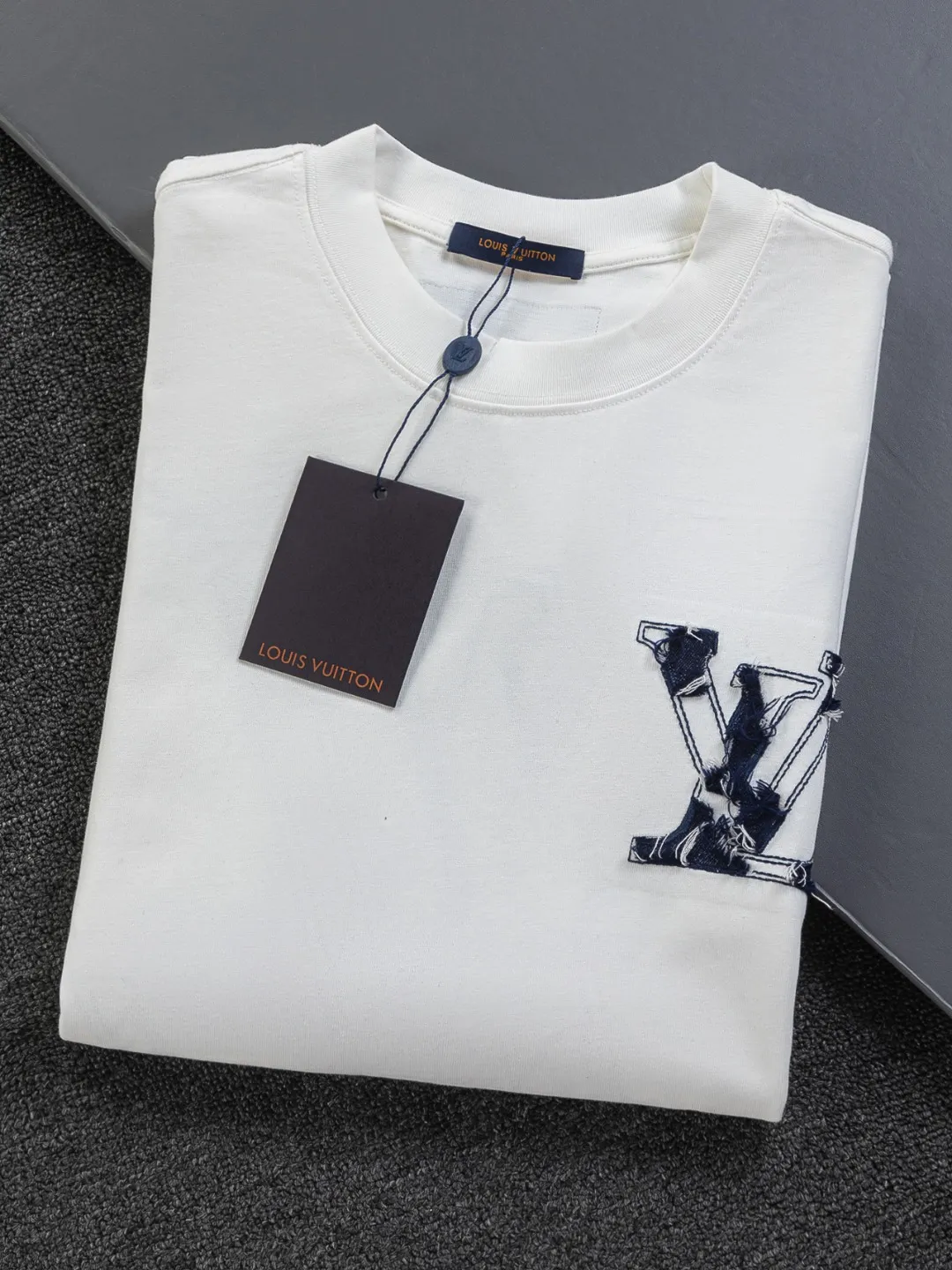 🅿️210 Louis Vuitton 1V LV lv slightly wide version S-XL LV 26ss new products are available at counters simultaneously. Multiple craftsmanship. Front and rear denim patch letters🪡 embroidery. Round neck short-sleeved T-shirt, same style for men and women! Consigned to one-to-one creation. Synchronized with the official website, pure cotton fabrics at the counter! It is close to the skin and comfortable, durable and easy to wear. It has a classic and simple logo design and meticulous original craftsmanship. Short-sleeves, a must-have item for men, do not appear to be the same for the general public, but must be unique and eye-catching. This LV short-sleeve is all about quality, comfort, the same shape and fashion as always, including fabrics and cutting techniques. All of them have been made with great effort! 320 grams of washed pure cotton fabric, pure cotton is breathable, very refreshing and comfortable for daily wear. The rib knitting on the neckline is smooth and tight, and the neckline will not be skewed if you toss it at will. The loose version, you will find that it looks really good on the upper body. The overall is minimalist and neat, super versatile for daily use! Pair it casually with a pair of pants for a youthful look. A T-shirt will make your outfit crazy. It is a fashionable item that can never go wrong! Color: Black White Size: S-XL Size chart: S: Shoulder width 50-Bust 56-Length 70 M: Shoulder width 52-Bust 57-Length 72 L: Shoulder width 54-Bust 59-Length 74 XL: Shoulder width 56-Bust 62-Length 76